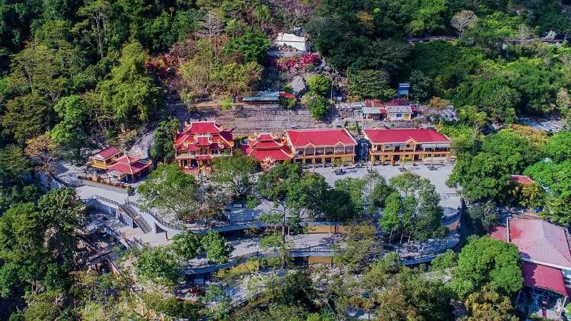 quần thể chùa núi bà đen