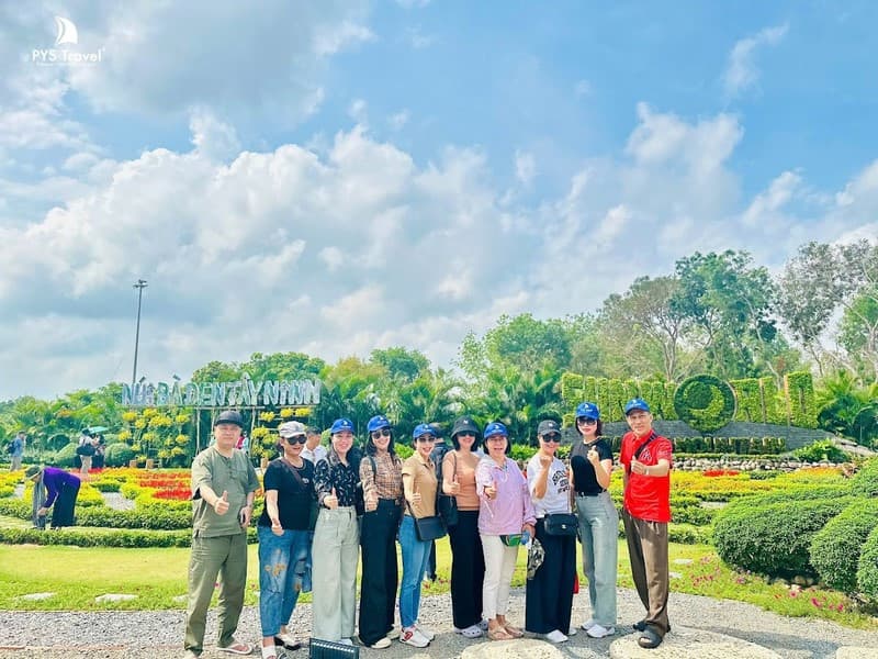 du khách chinh phục núi bà đen