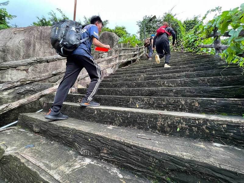 Leo Núi Bà Đen đường cột điện