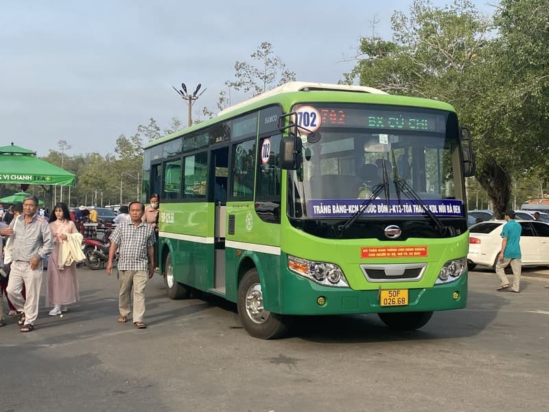 Di chuyển bằng xe buýt đến núi bà đen