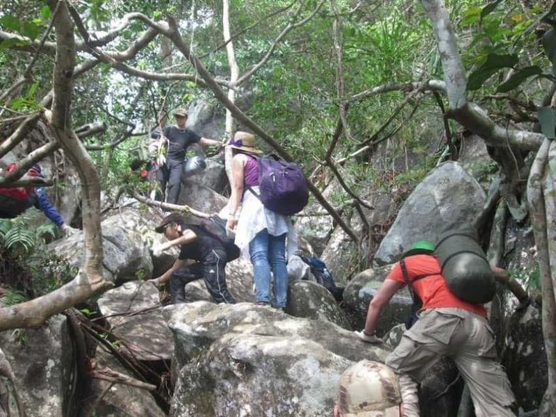 Du khách có thể thử thách bản thân với cung đường trekking lên chùa Bà