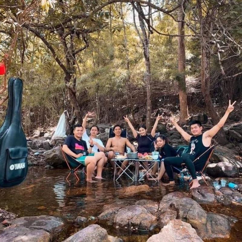 Hệ sinh thái rừng xanh bao quanh