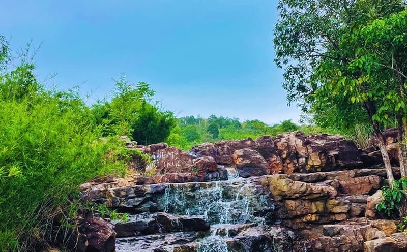 Bãi đá tự nhiên độc đáo và “giường đá khổng lồ”