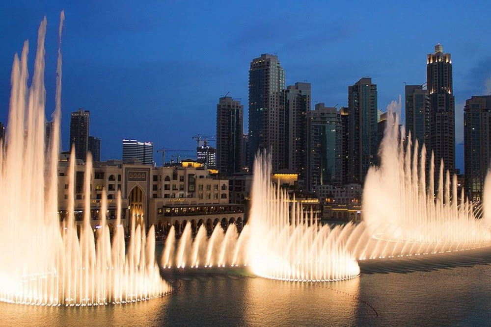 trình diễn nhạc nước hoành tráng tại chân tháp Burj Khalifa