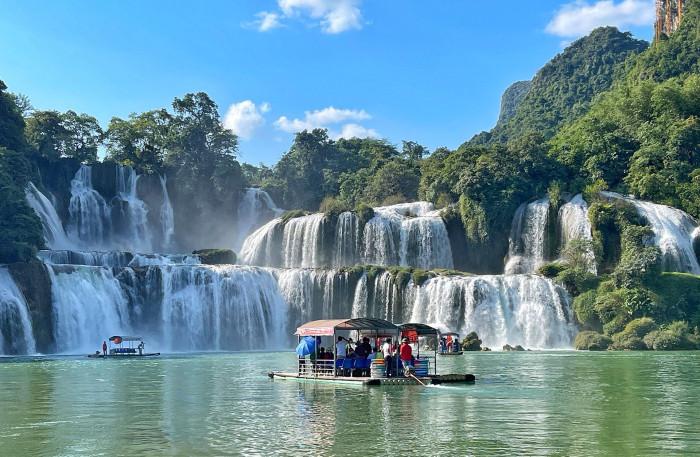 Du khách nên trải nghiệm cảm giác đi thuyền máy ở thác Bản Giốc