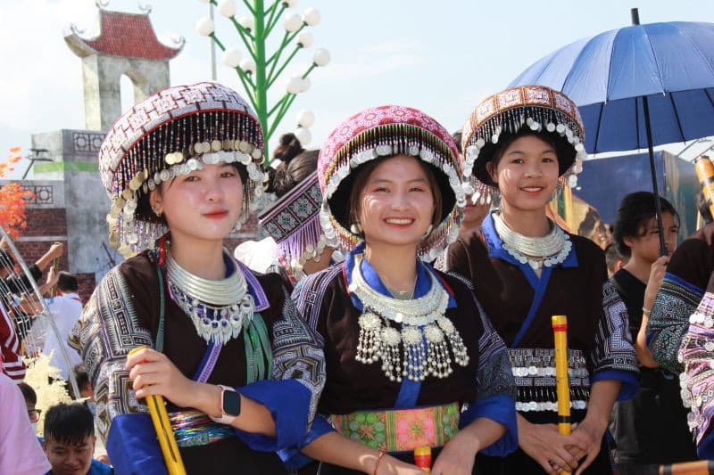 trang phục truyền thống người mông