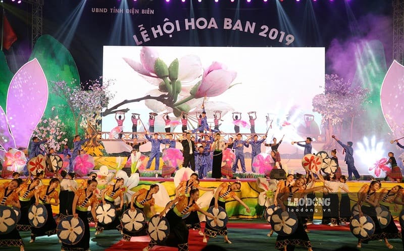 Tham gia lễ hội hoa ban Du xuân Tây Bắc