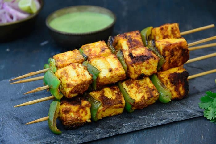 Những khối phô mát Paneer được tẩm ướp và nướng lên