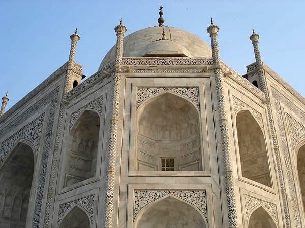 Toàn bộ công trình taj mahal được xây dựng bằng đá cẩm thạch trắng