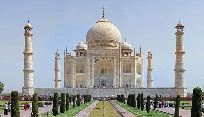 Vườn cây trước khu lăng mộ chính đền taj mahal