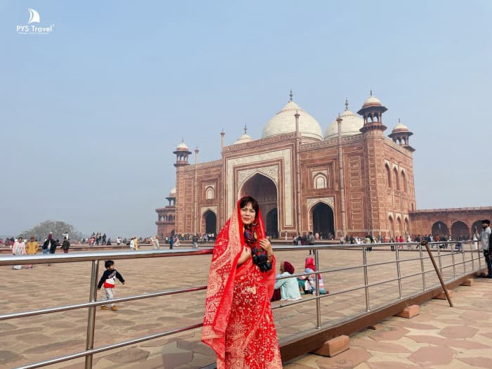 taj mahal đón hàng triệu du khách mỗi năm