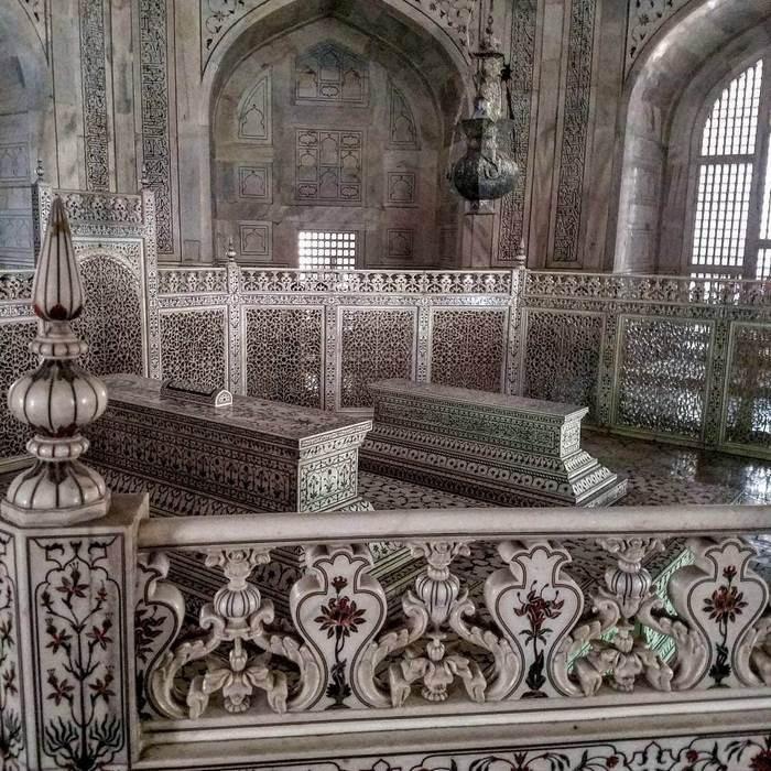 Linh cữu của vua và hoàng hậu tại Taj Mahal