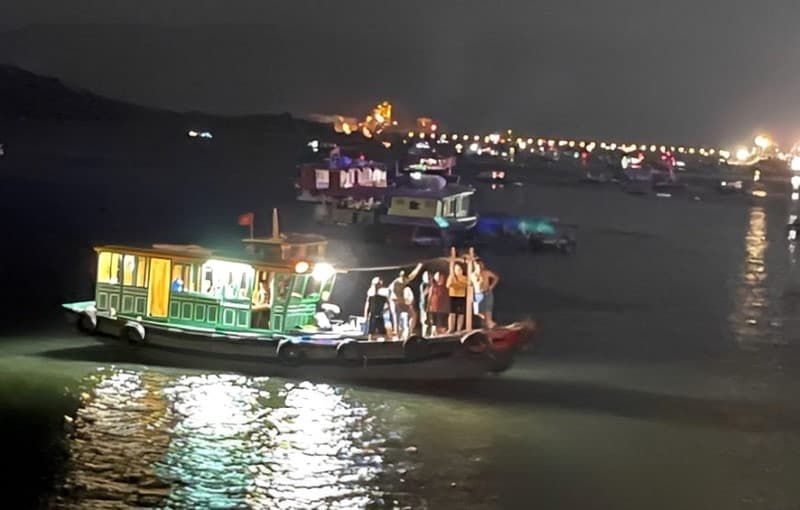 Bám thuyền câu mực 