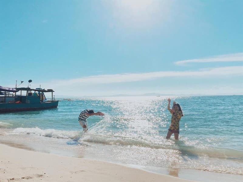 Tắm biển Hồng Vàn