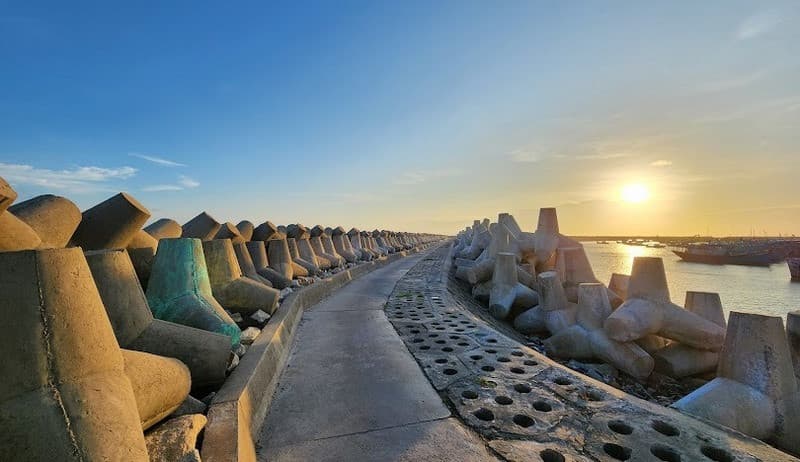 Bờ Kè Lăng Cô trên đảo Phú Quý