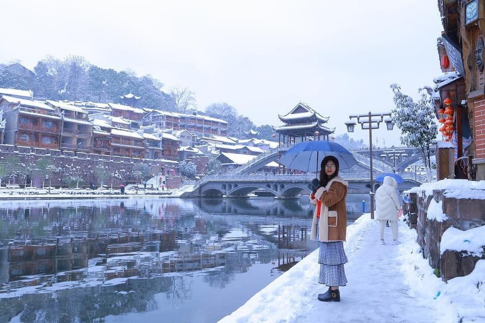 Phượng Hoàng Cổ Trấn được bao phủ một lớp tuyết dày