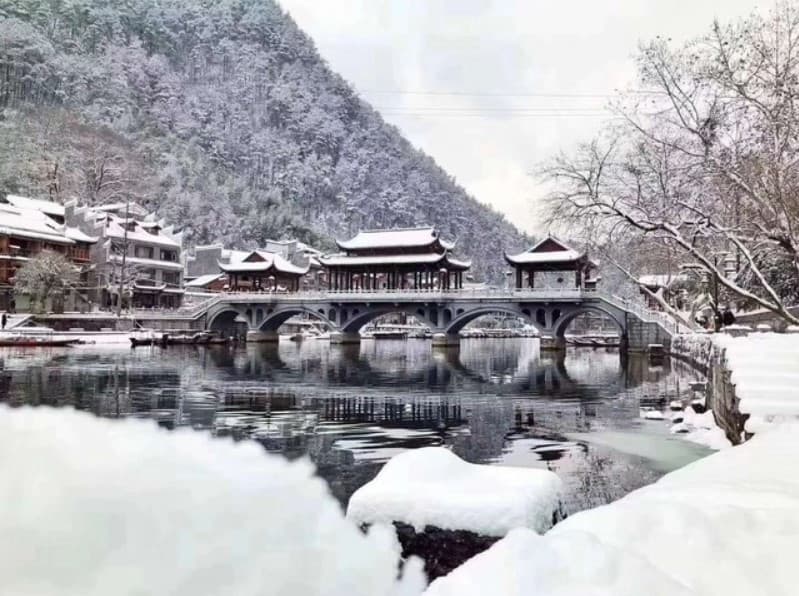 Khung cảnh chìm trong màn tuyết trắng xóa