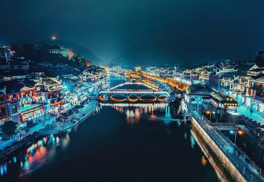 Ánh sáng vàng càng làm khung cảnh trở nên cổ kính, lung linh hơn