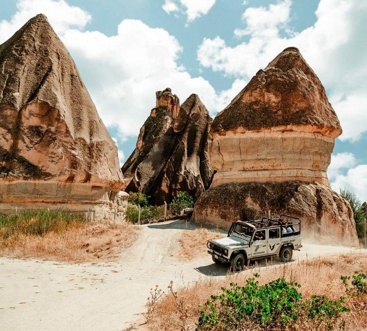 trải nghiệm đi jeep safari khám phá thung lũng mặt trăng