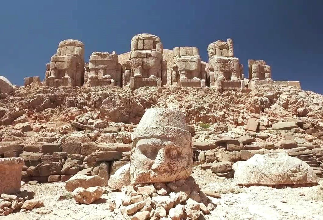 Chinh phục đỉnh núi Nemrut
