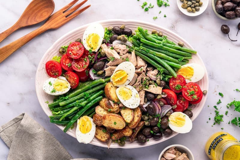 Ăn salade nicoise du lịch miền Nam nước Pháp