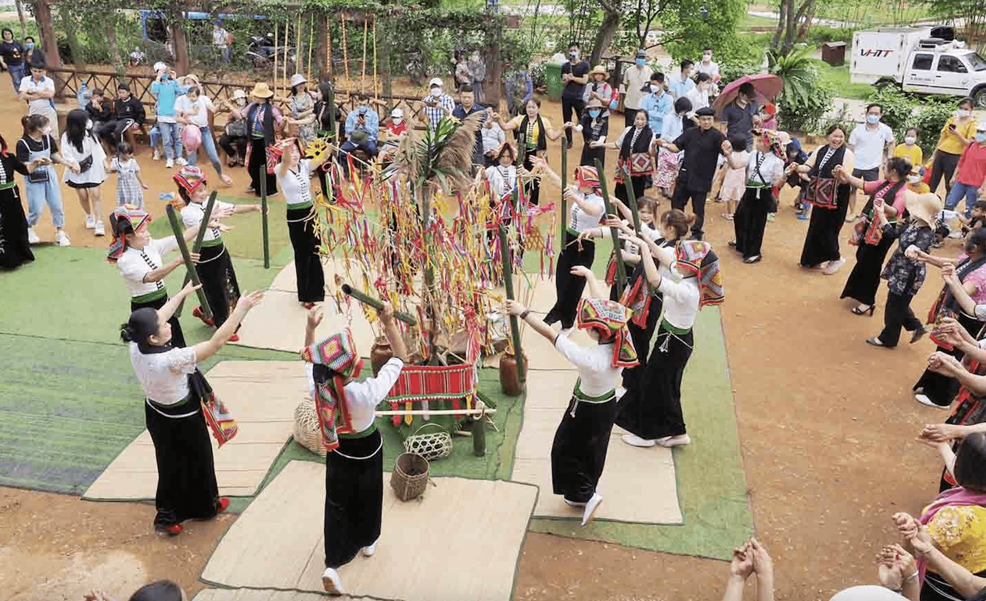 Phần hội của lễ cầu mưa, người dân hát hò, nhảy múa cùng nhau