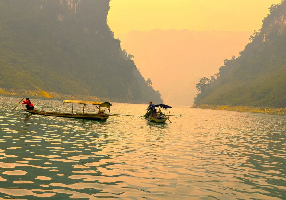 Vịnh Hạ Long thu nhỏ trên dòng sông Gấm