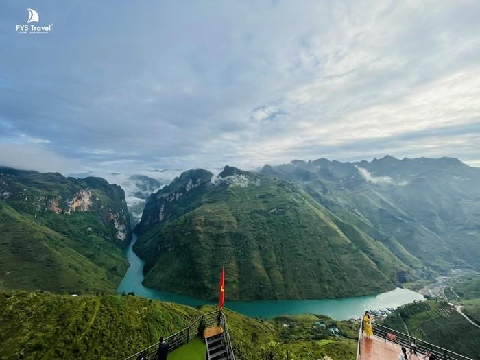 Sông Nho Quế nhìn từ trên cao
