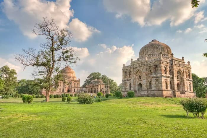 Lăng mộ Seesh Gumbad & Bara Gumbad thuộc vườn Lodi