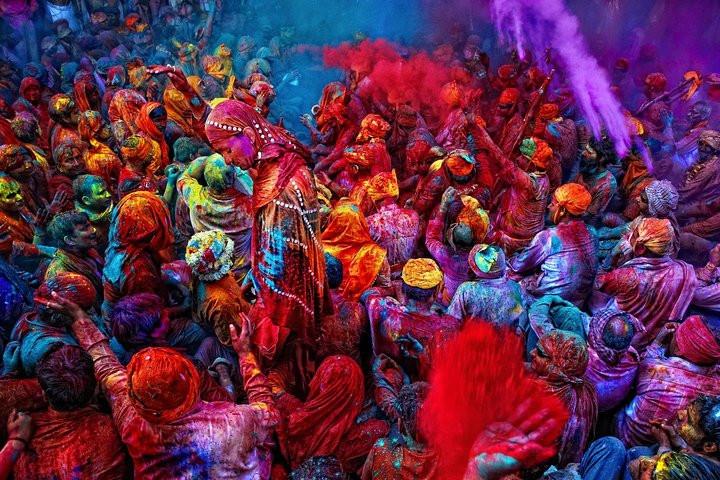 mọi người hòa mình vào lễ hội holi ở vrindavan