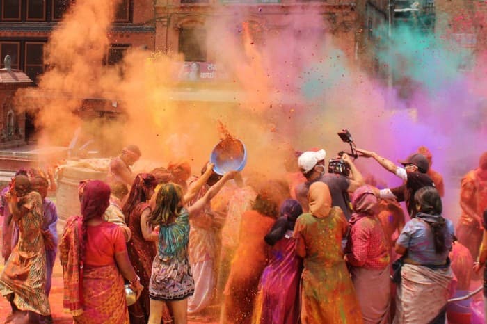 lễ hội màu sắc holi diễn ra