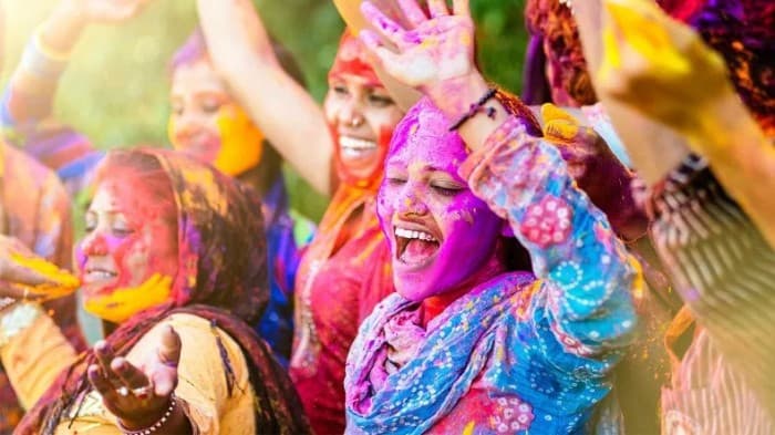 Nụ cười luôn hiện hữu trên mặt bất cứ ai tham gia lễ hội Holi