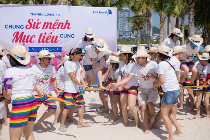 du khách của PYS Travel khi tham gia trò chơi team building