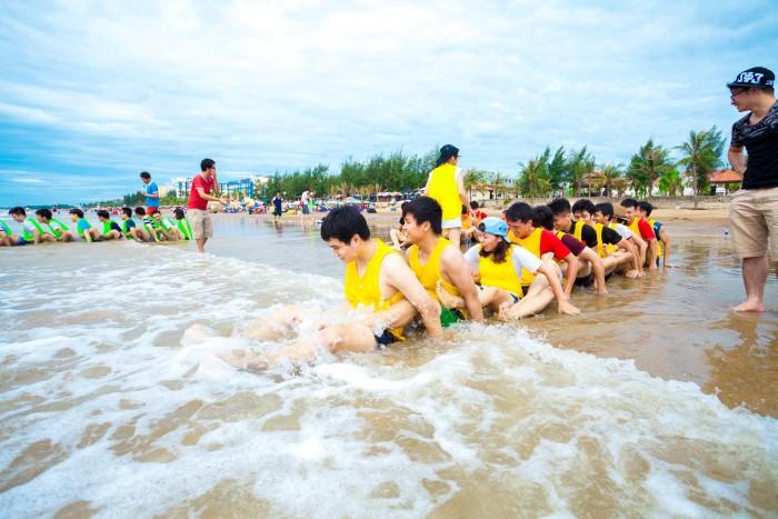 khi chơi trò chơi team building Các thành viên cần phối hợp với nhau để giành chiến thắng