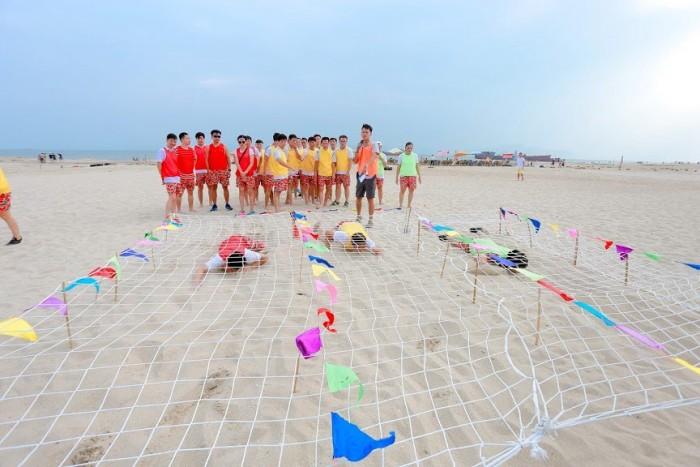 Tin tưởng và đoàn kết vượt qua thử thách khi chơi trò chơi team building