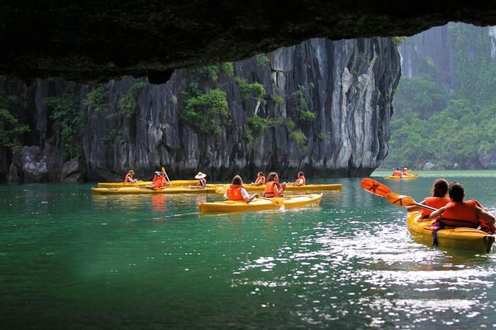 Chèo thuyền kayak trên vịnh Hạ Long