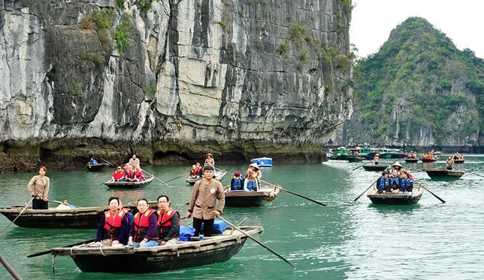 Khách du lịch đến với Hạ Long