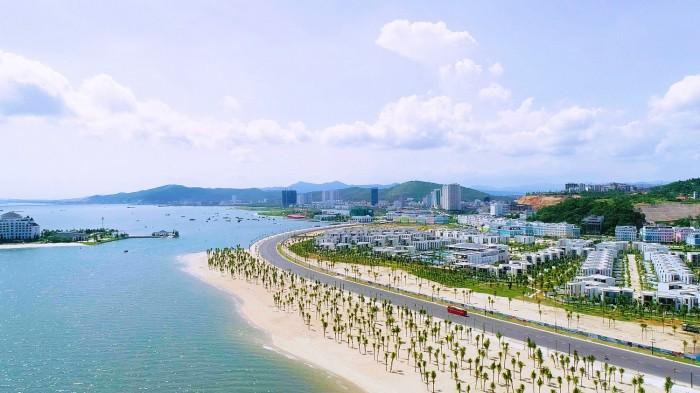 Bãi Cháy (Hạ Long) nhìn từ xa