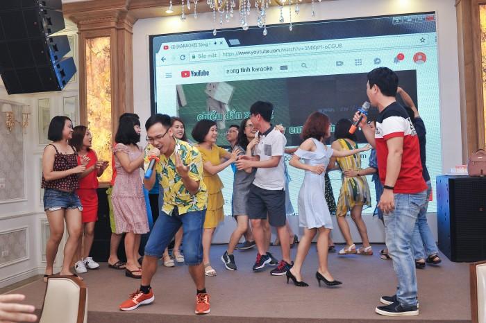 gala dinner là nơi thể hiện tài năng của các thành viên trong công ty