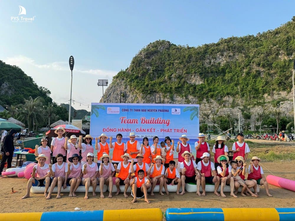 Khách PYS Travel chơi Teambuilding trên đảo Cát Bà
