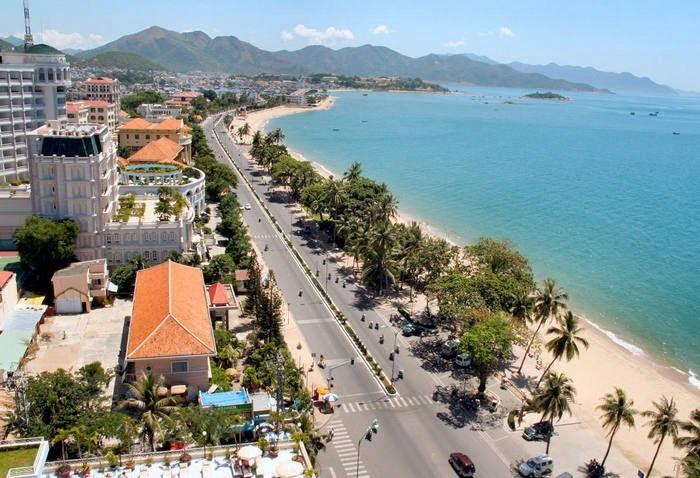 Bãi biển Nha Trang với làn nước trong xanh