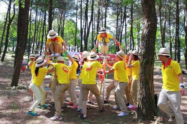 Các thành viên đoàn kết vượt qua thử thách trong team building 