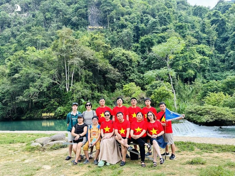 Suối Lê Nin xanh mát