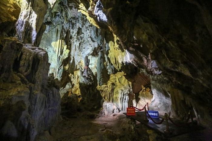 Phía trong hang Pác Bó nơi Bác làm việc