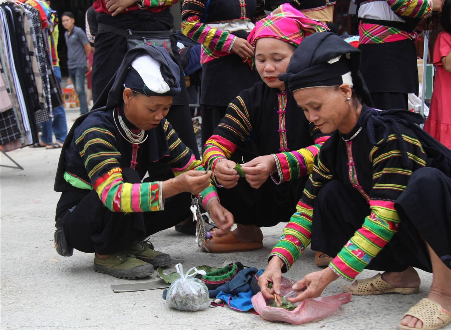 tham gia chợ phiên cao bằng