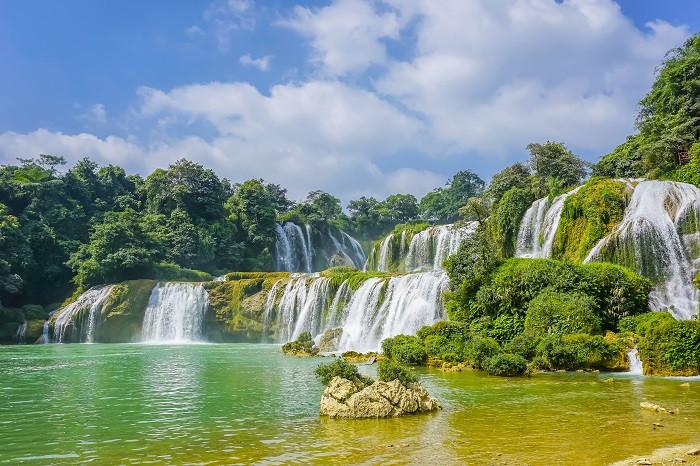Thác Bản Giốc hùng vĩ mùa nước đổ