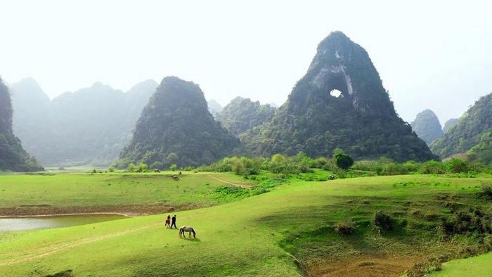 quang cảnh quanh núi mắt thần