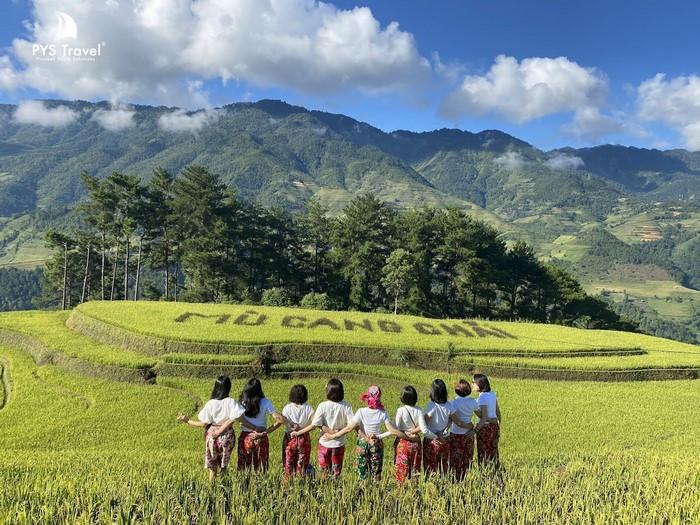 Mặc đồng phục nhóm khi tới thăm mù cang chai