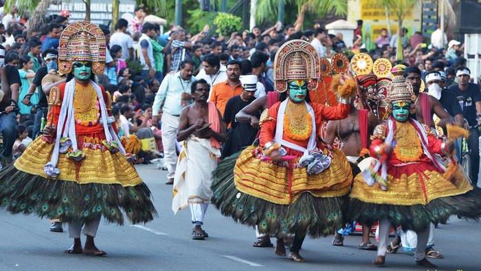 Đường phố đông đúc với sự kiện diễu hành trong lễ hội vụ mùa Onam