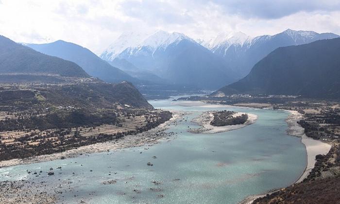 Sông Brahmaputra chảy qua dãy Himalaya hùng vĩ